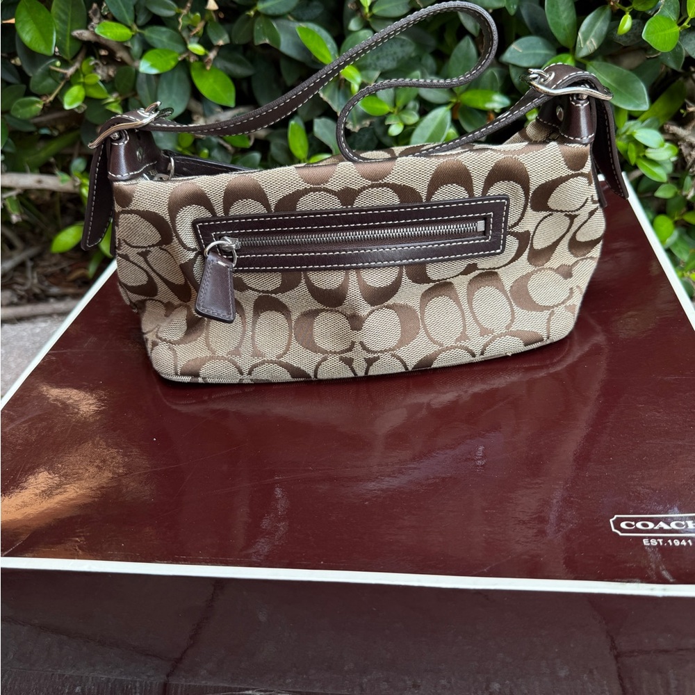Rare Y2K Coach Tan and Brown Signature Shoulder Bag
(Does not come with box)